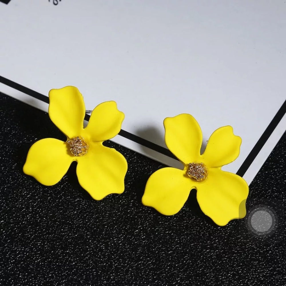 “Riya” Minimalist Cute Gold Floral Stud Earring - Picture 12 of 13